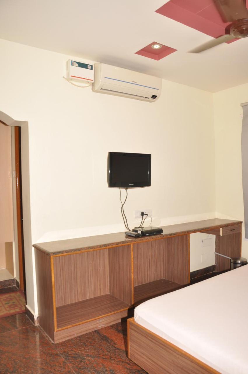 Hotel Pams Mayiladuthurai Bagian luar foto